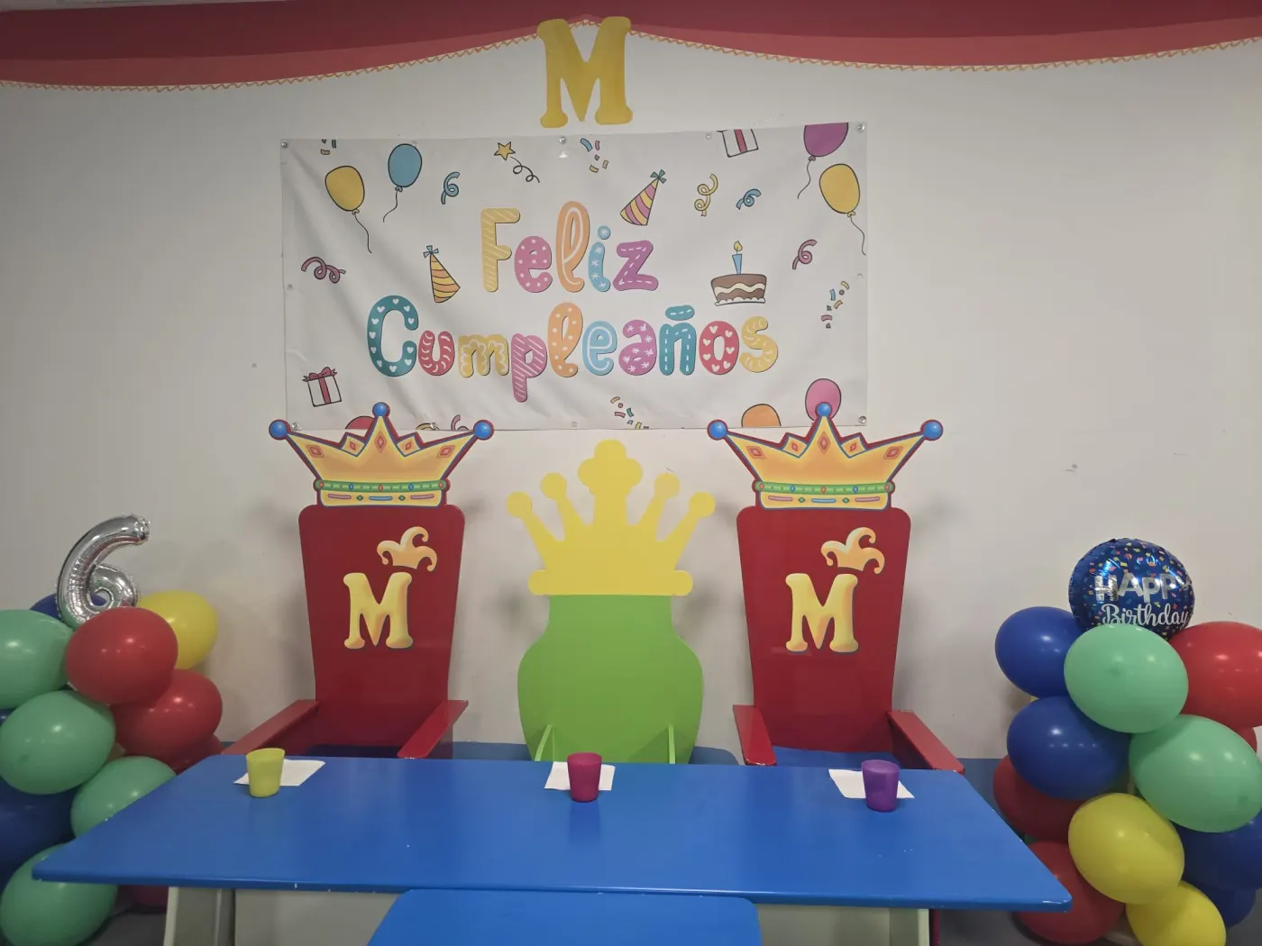 Rincón de cumpleaños de Ludoteca Menuts con tronos, corona y globos