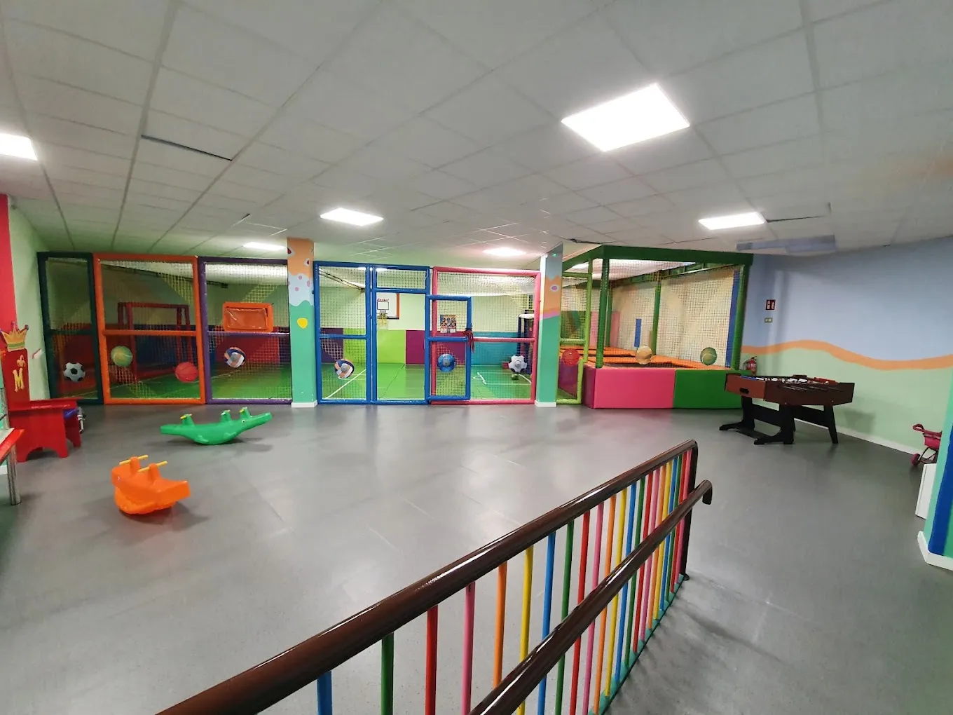 Interior de Ludoteca Menuts: parque de bolas y zona de juego